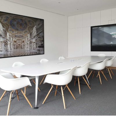 20 ODEO_Büro-Lay2-Besprechung mit Medientechnik